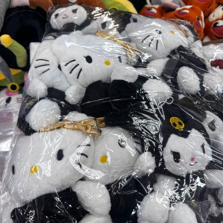 Peluche Hello Kitty Kuromi Negro Dorado