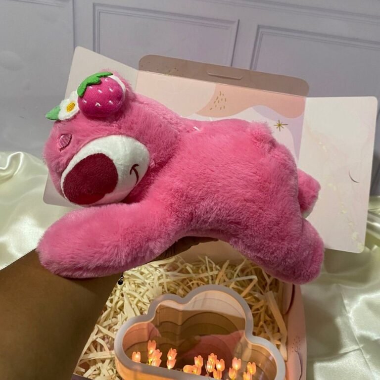 Peluche Lotso Fresa Acostado Caja Regalo
